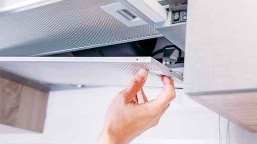 Cách tháo lưới lọc máy hút mùi Electrolux