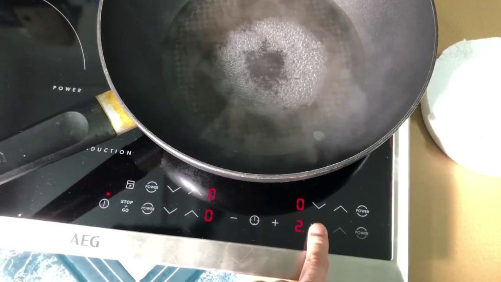 Điều chỉnh nhiệt độ và công suất bếp từ AEG