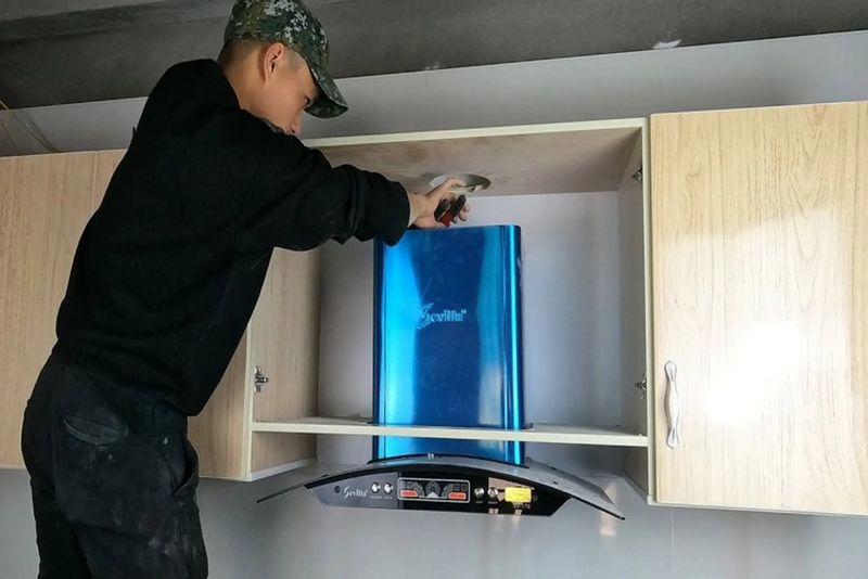 Khoan lỗ và lắp giá đỡ máy hút mùi