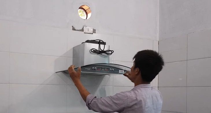Lắp thân máy hút mùi và khung