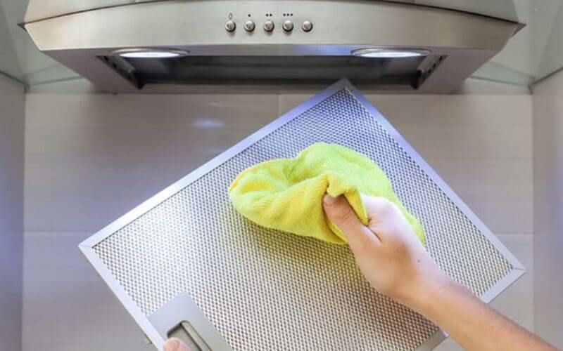 Vệ sinh các khe, mép xung quanh tấm lưới lọc